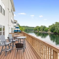 Lakefront Family Friendly condo!